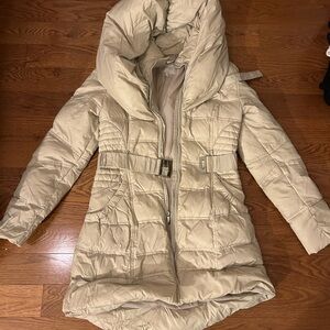 Women’s small Beige Puffer Jacket with large hood like new
